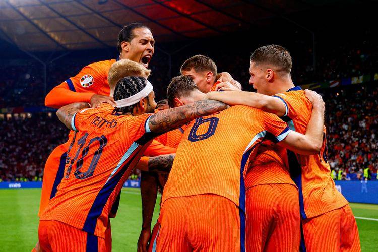 荷兰队在国际足球赛事中崭露头角的是谁